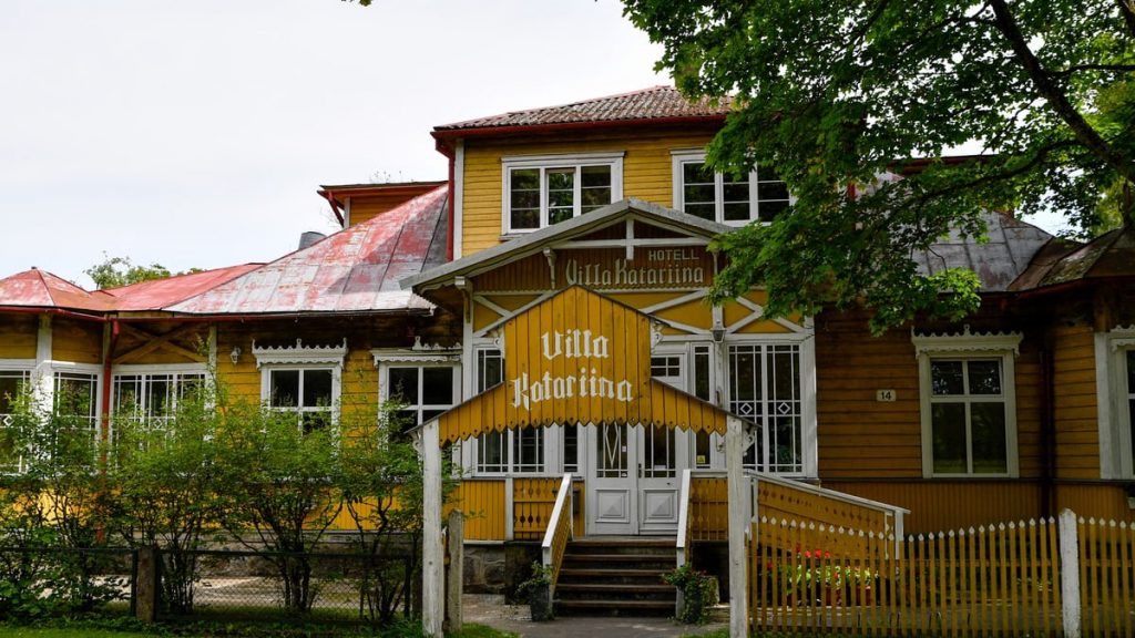 Discover the historic wooden Villa Katariina hotel in serene Pärnu, Estonia.
